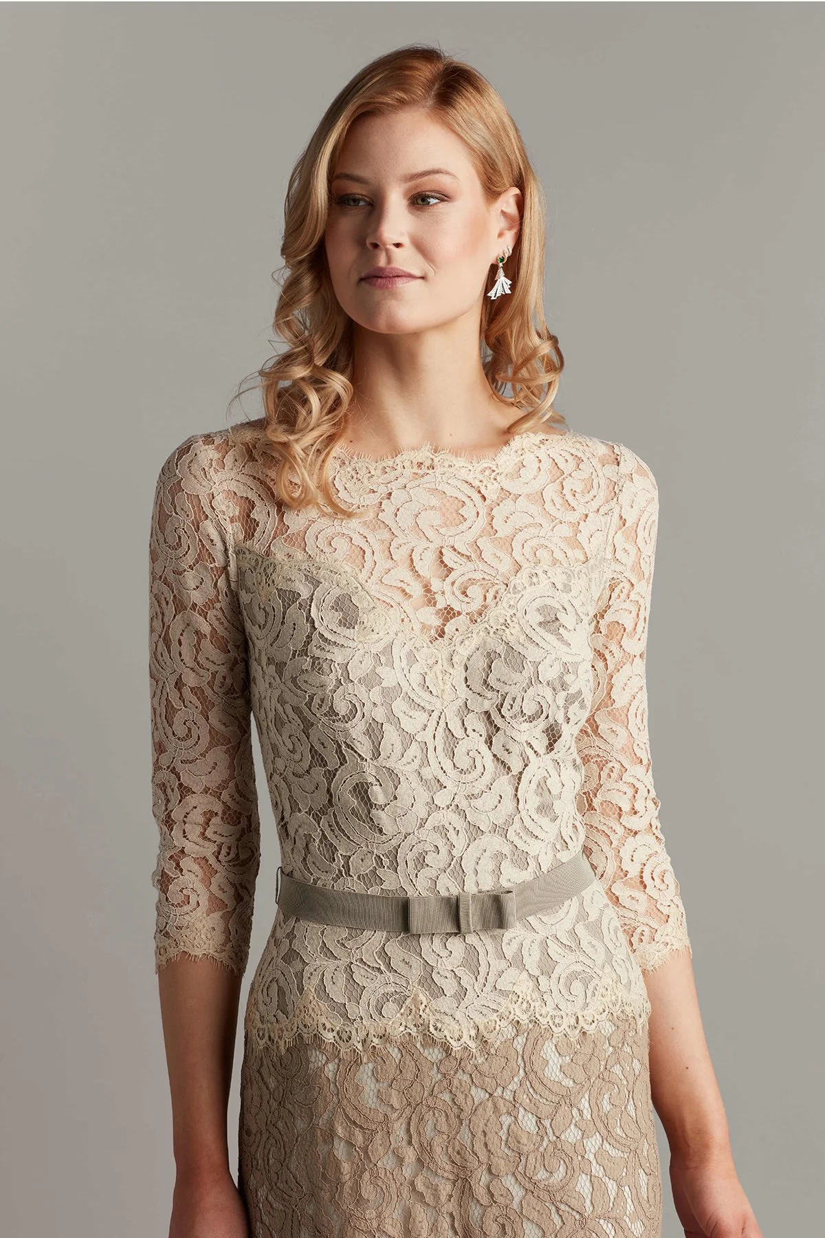 Amberly Belted Lace ¾ Sleeve Gown de Tadashi Shoji — foto 2