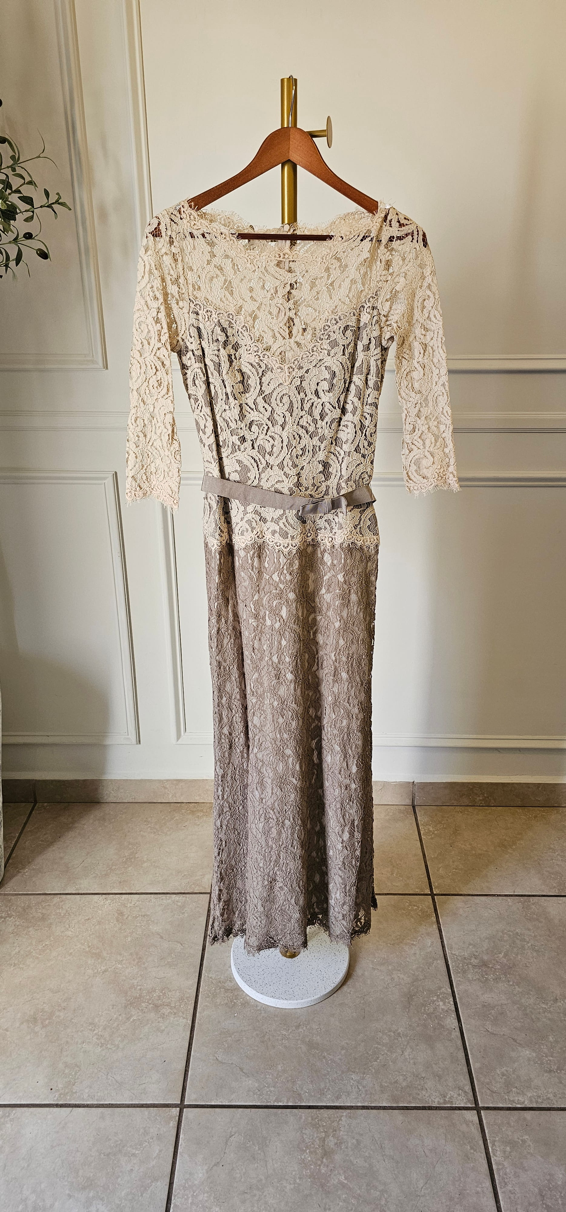 Amberly Belted Lace ¾ Sleeve Gown de Tadashi Shoji — foto 4