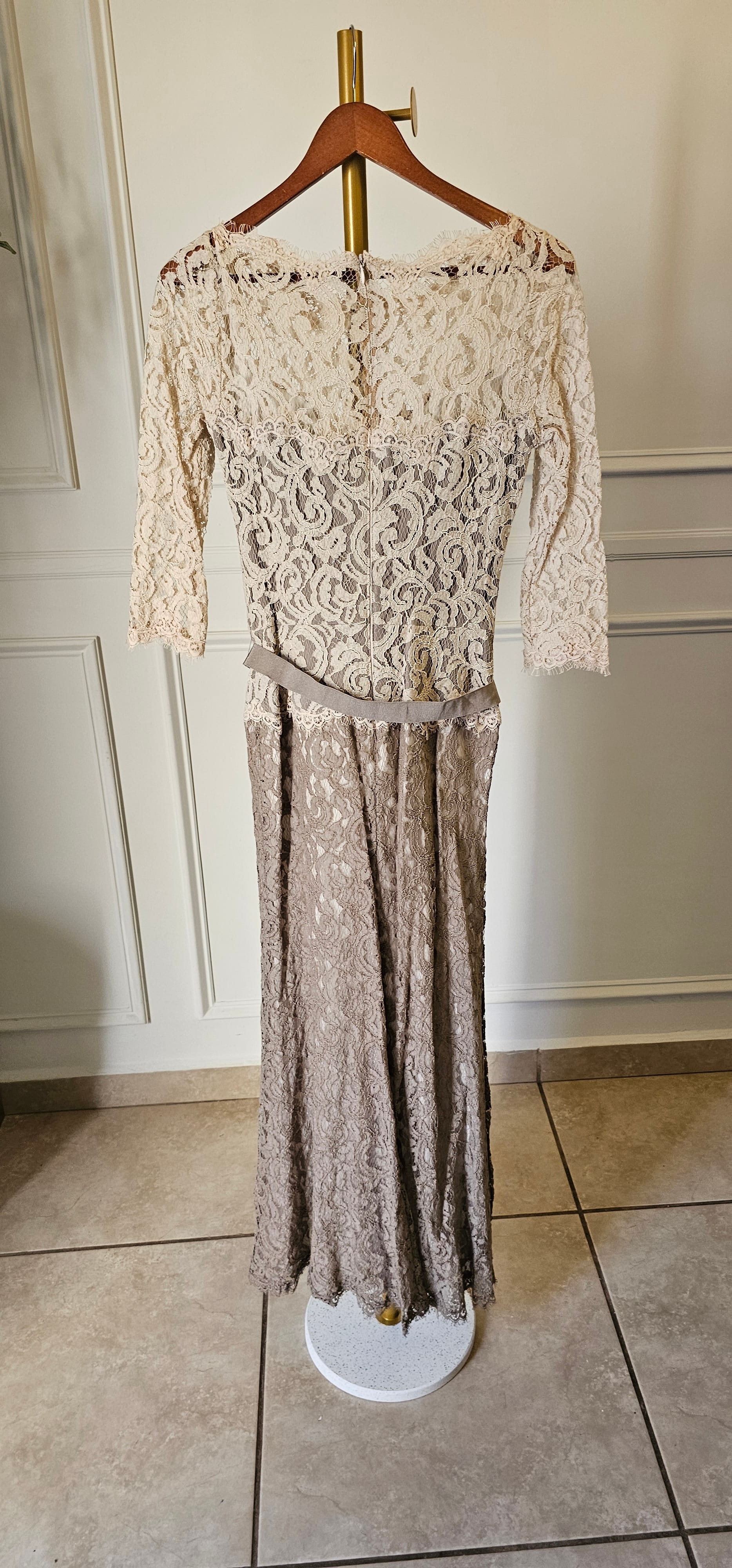 Amberly Belted Lace ¾ Sleeve Gown de Tadashi Shoji — foto 6