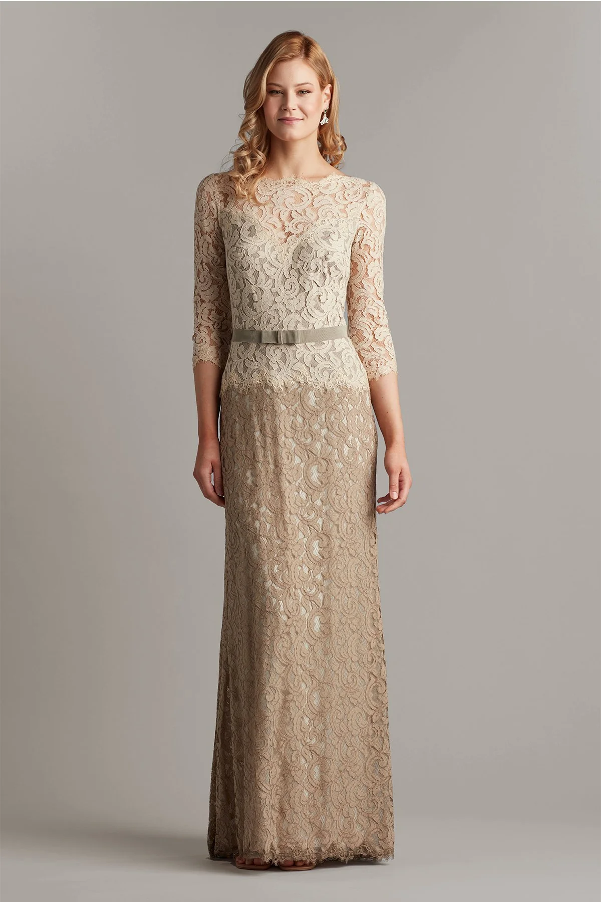 Amberly Belted Lace ¾ Sleeve Gown de Tadashi Shoji — foto 3