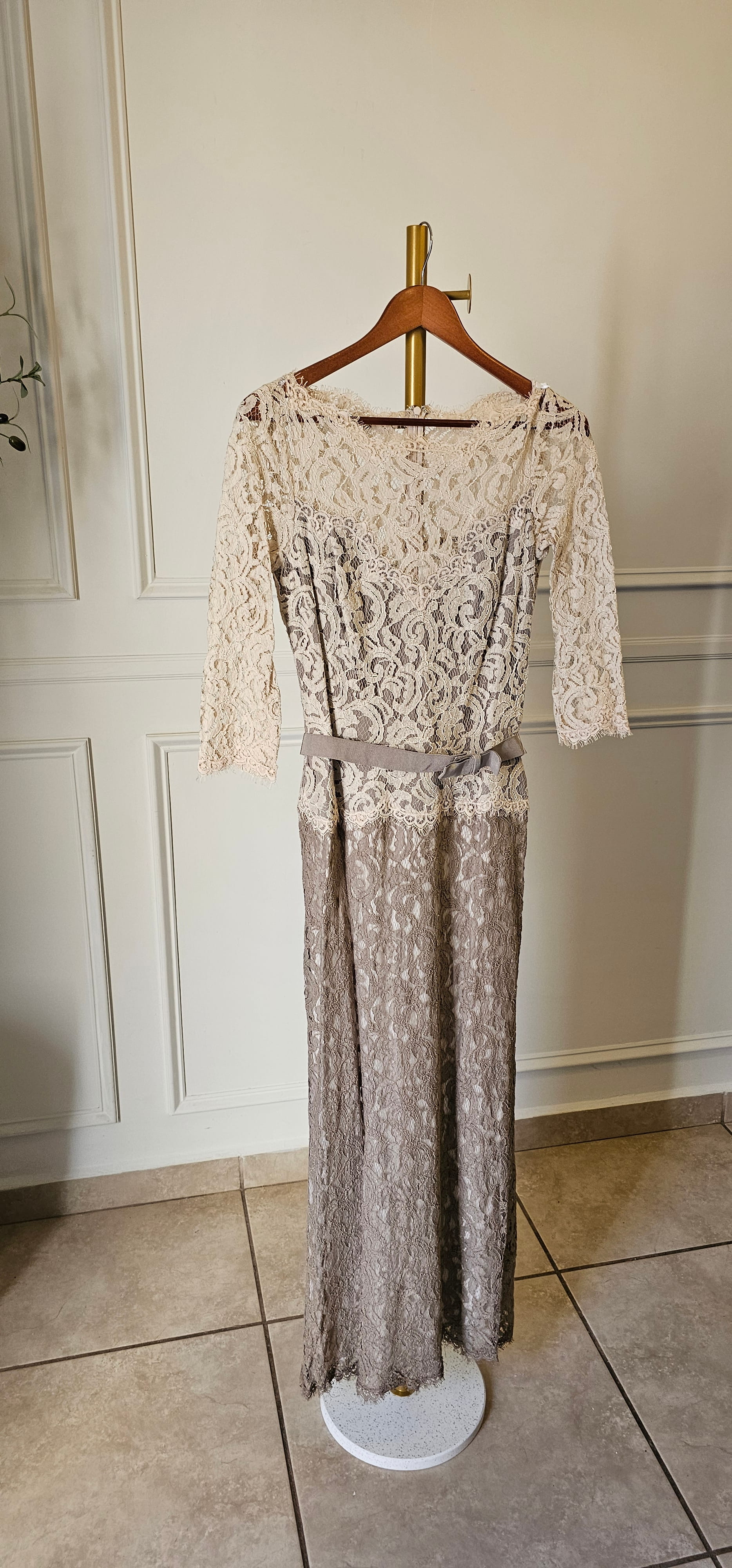 Amberly Belted Lace ¾ Sleeve Gown de Tadashi Shoji — foto 5