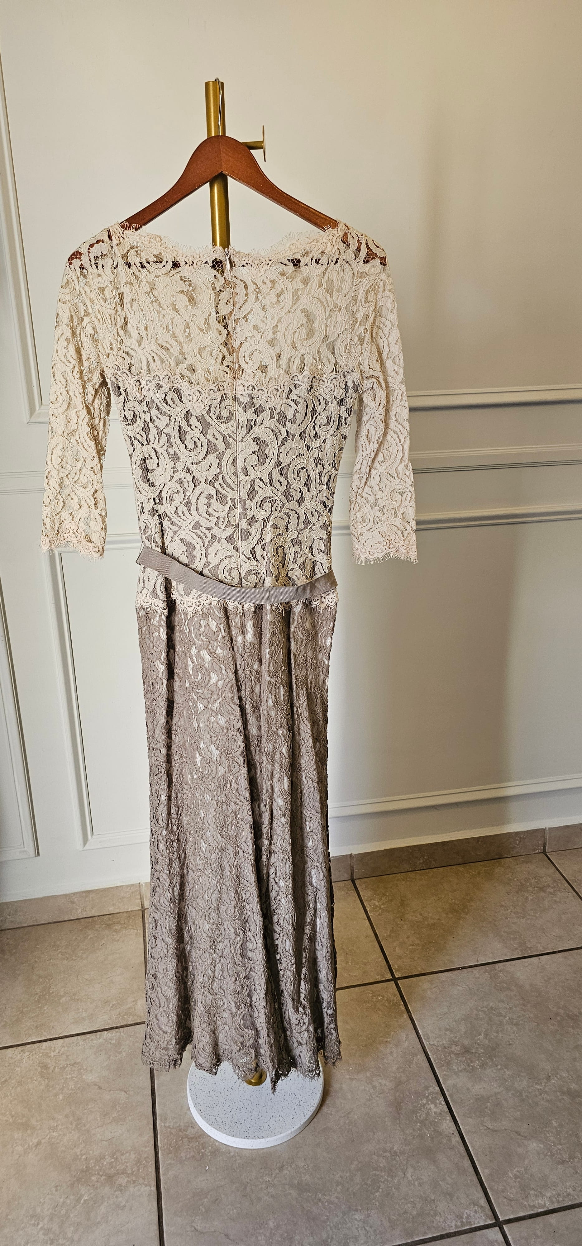 Amberly Belted Lace ¾ Sleeve Gown de Tadashi Shoji — foto 7